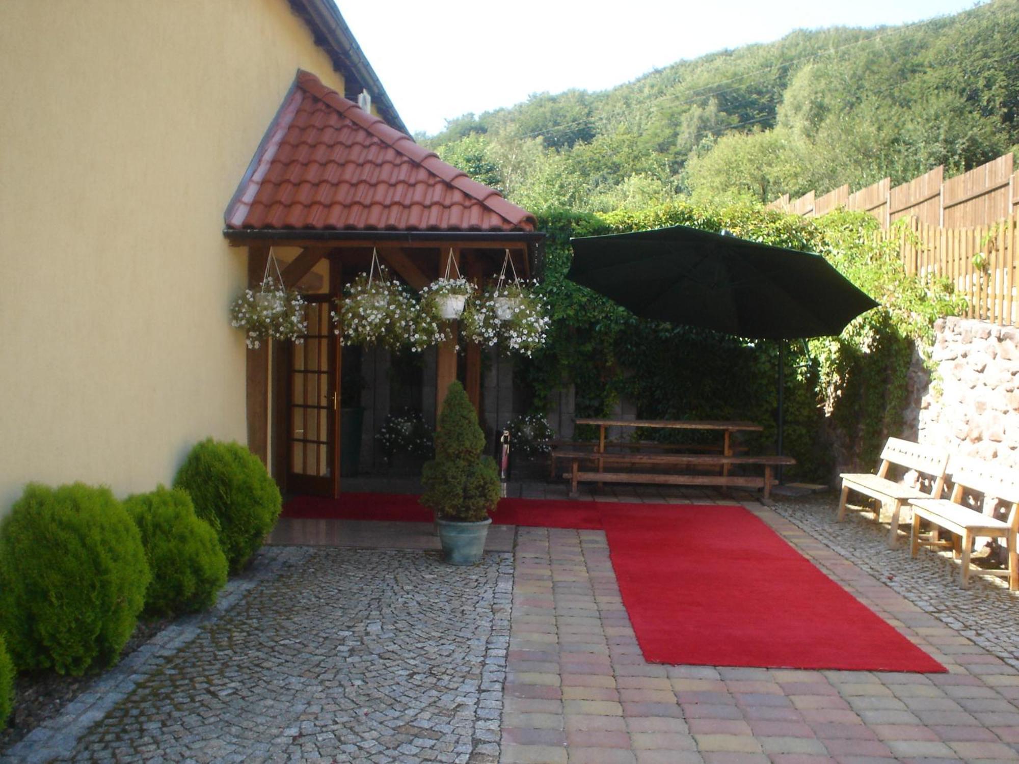 Zielone Wzgorze Hostel Валбжих Екстериор снимка
