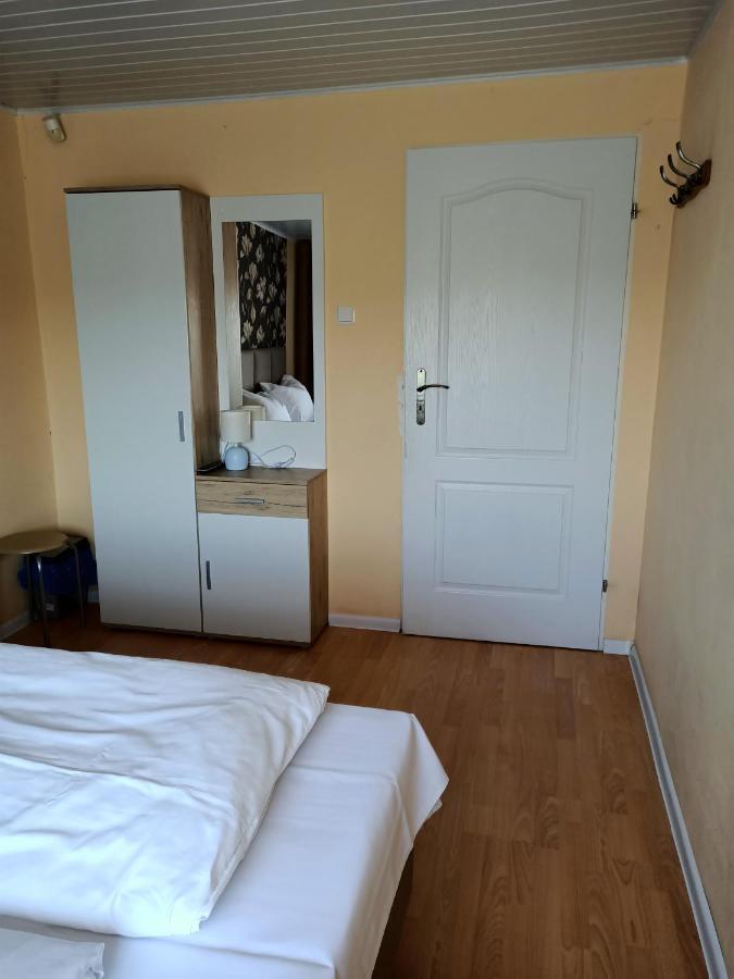 Zielone Wzgorze Hostel Валбжих Екстериор снимка