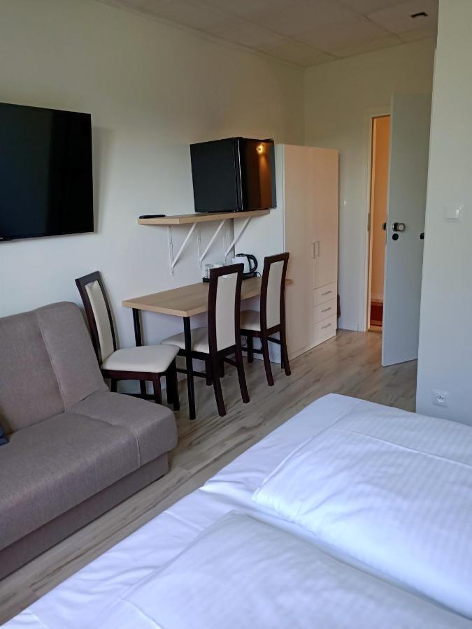 Zielone Wzgorze Hostel Валбжих Екстериор снимка