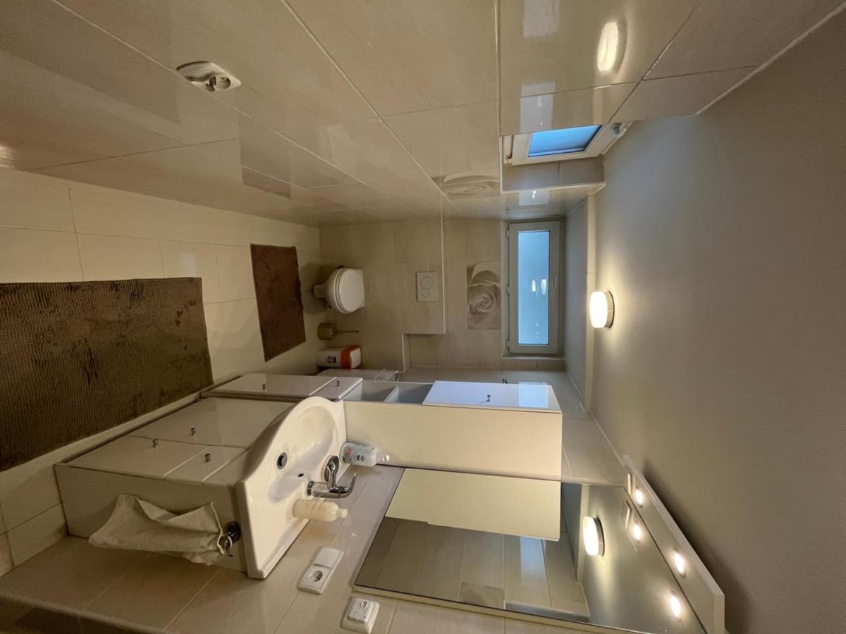 Zielone Wzgorze Hostel Валбжих Екстериор снимка